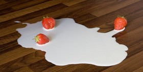 Charco de leche y fresas